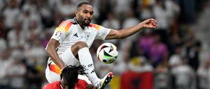 In der ersten Halbzeit beim Spiel zwischen Deutschland und der Schweiz kassiert Jonathan Tah seine zweite Gelbe Karte.