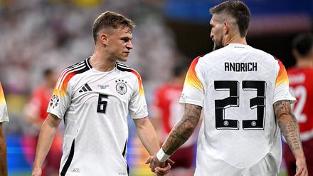 Deutschlands Rechtsverteidiger Joshua Kimmich (l.)