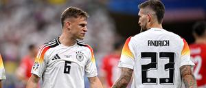 Deutschlands Rechtsverteidiger Joshua Kimmich (l.)