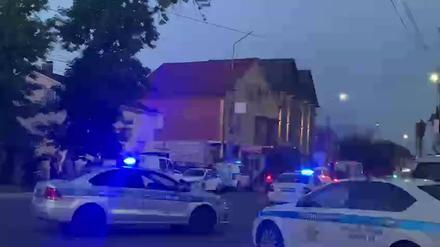 Die Videoaufnahme zeigt eine abgesperrte Straße nach einem Terroranschlag in der Republik Dagestan.