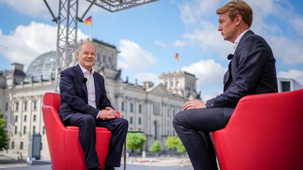 Bundeskanzler Olaf Scholz (SPD) sitzt zu Beginn des ARD-Sommerinterviews im „Bericht aus Berlin“ bei Markus Preiß (r), Leiter des ARD-Hauptstadtstudios. 