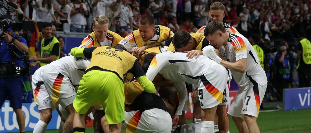 Die Erlösung. Nach dem Ausgleich durch Niclas Füllkrug versammelte sich fast der komplette EM-Kader an der Eckfahne.