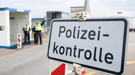 Bundespolizisten stehen anlässlich von Grenzkontrollen vor Beginn der Fußball-EM auf dem Rastplatz. 