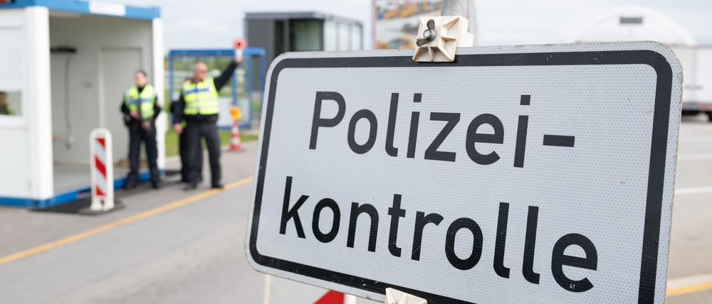 Bundespolizisten stehen anlässlich von Grenzkontrollen vor Beginn der Fußball-EM auf dem Rastplatz.