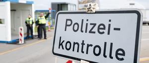 Bundespolizisten stehen anlässlich von Grenzkontrollen vor Beginn der Fußball-EM auf dem Rastplatz. 