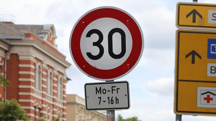 Tempo 30 in der kompletten Potsdamer Innenstadt? Viele Verkehrsschilder könnten dann abgebaut werden.