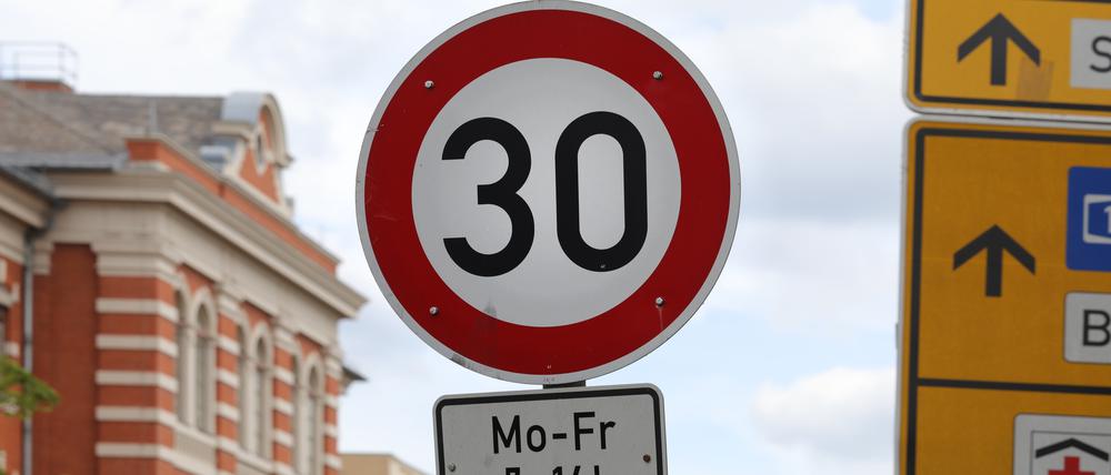 Tempo 30 in der kompletten Potsdamer Innenstadt? Viele Verkehrsschilder könnten dann abgebaut werden.