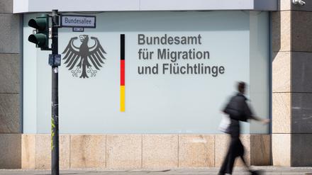 Im Jahr 2024 ist die Zahl der Asylanträge in Deutschland deutlich zurückgegangen.