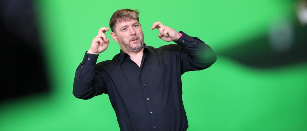 Jan Sell übersetzt Live-Nachrichten in Gebärdensprache.