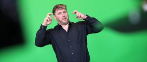 Jan Sell übersetzt Live-Nachrichten in Gebärdensprache.