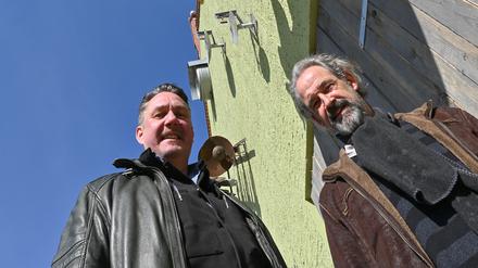 Tobias J. Lehmann (l), Schauspieler und Regisseur und Sebastian Reusse, Schauspieler, stehen vor ihrer Klanginstallation «horologium soni agrarii - die Uhr des landwirtschaftlichen Klanges» zu der auch eine Kuhfigur gehört. 