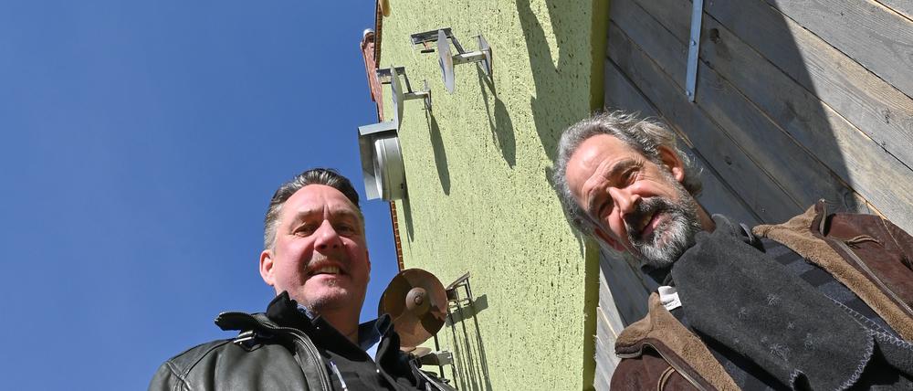 Tobias J. Lehmann (l), Schauspieler und Regisseur und Sebastian Reusse, Schauspieler, stehen vor ihrer Klanginstallation «horologium soni agrarii - die Uhr des landwirtschaftlichen Klanges» zu der auch eine Kuhfigur gehört. 