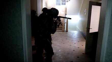 Russische Spezialeinheiten bei einem Einsatz in der Teilrepublik Dagestan, wo es in der Nacht zu Montag zu einer Anschlagsserie gekommen ist. Mehr als 15 Polizisten kamen dabei ums Leben.