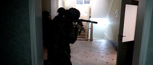 Russische Spezialeinheiten bei einem Einsatz in der Teilrepublik Dagestan, wo es in der Nacht zu Montag zu einer Anschlagsserie gekommen ist. Mehr als 15 Polizisten kamen dabei ums Leben.