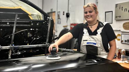 Das Lackieren von Fahrzeugen und Fahrzeugteilen ist in diesem Fall Frauensache.