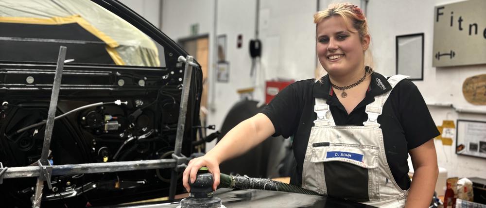 Das Lackieren von Fahrzeugen und Fahrzeugteilen ist in diesem Fall Frauensache.