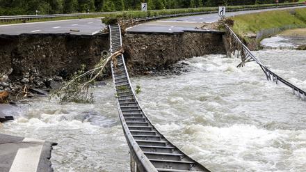 Die Autobahn A13 zwischen Lostallo und Soazza, wurde zerstört durch den Fluss Moesa, verursacht durch starke Regenfälle im Misox-Tal. 