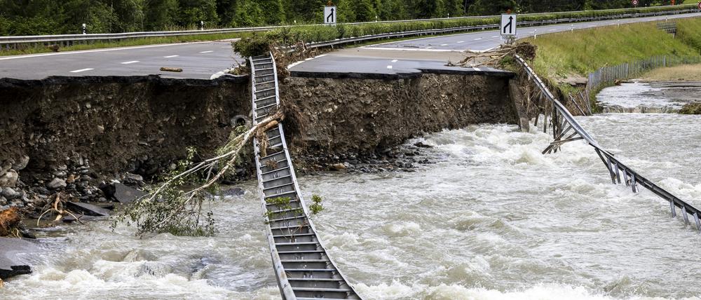 Die Autobahn A13 zwischen Lostallo und Soazza, wurde zerstört durch den Fluss Moesa, verursacht durch starke Regenfälle im Misox-Tal.