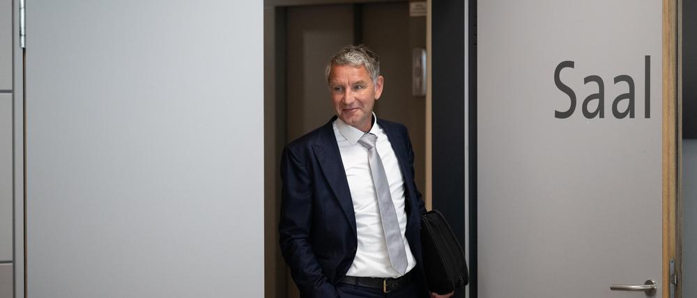 Björn Höcke, Vorsitzender der Thüringer AfD, betritt am 24.06.2024 im Landgericht Halle/Saale den Verhandlungssaal nach einer Verhandlungspause.