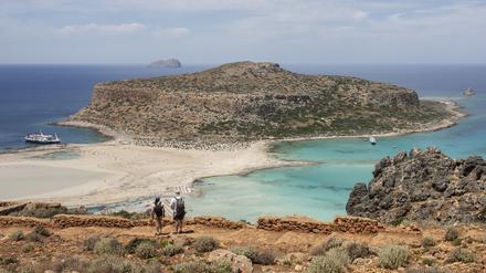 Touristen am Strand von Kissamos in Griechenland. 