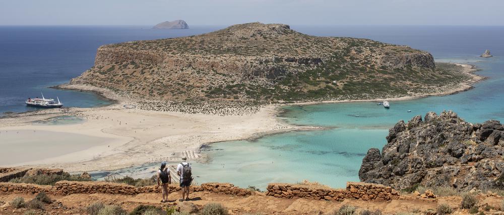 Touristen am Strand von Kissamos in Griechenland. 