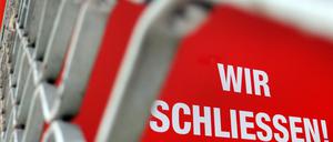 Der Schriftzug „Wir Schliessen“ steht hinter einem Rollgitter an einem geschlossenen Geschäft in Düsseldorf. Der steigende Trend bei den Firmenpleiten in Deutschland hält an. 