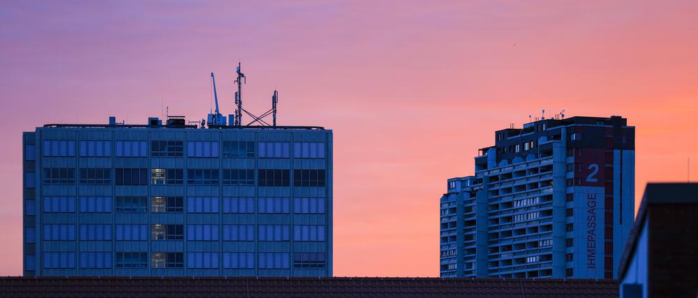 Bisschen düster und geheimnisvoll: Hochhäuser des Ihme-Zentrum im Abendrot in Hannover