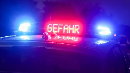 Der Hinweis «Gefahr» leuchtet auf dem Dach eines Einsatzwagens der Polizei.