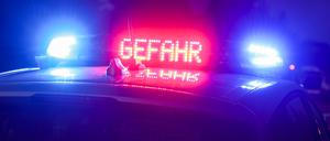 Der Hinweis «Gefahr» leuchtet auf dem Dach eines Einsatzwagens der Polizei.