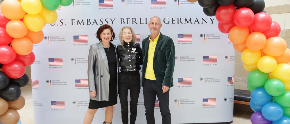 Stonewall-Geburtstag. Pride-Empfang in der US-Botschaft mit Ferda Ataman, Amy Gutmann und Marcus Urban.