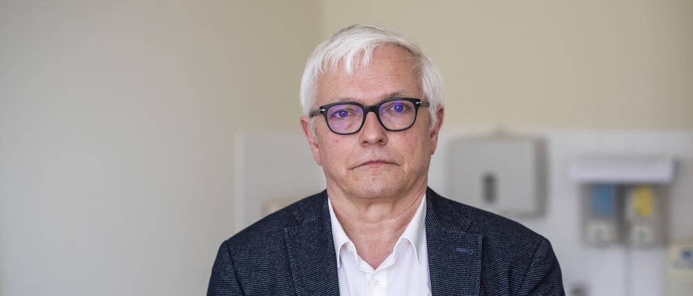 Burkhard Ruppert, Vorstandsvorsitzender der Kassenärztlichen Vereinigung Berlin, steht in einer Arztpraxis.