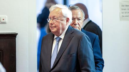 Der angeklagte Bankier Christian Olearius betritt mit seinem Anwalt Klaus Landry (hinten) den Gerichtssaal im Bonner Landgericht. 