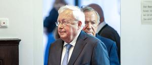 Der angeklagte Bankier Christian Olearius betritt mit seinem Anwalt Klaus Landry (hinten) den Gerichtssaal im Bonner Landgericht. 