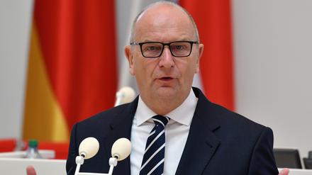 ARCHIV - 22.06.2022, Brandenburg, Potsdam: Dietmar Woidke (SPD), Ministerpräsident des Landes Brandenburg,  spricht auf der Festveranstaltung zum 30-jährigem Jubiläum der Brandenburger Verfassung. (zu dpa: «Woidke verteidigt Brandenburg-Paket - Regierung prüft Änderungen») Foto: Bernd Settnik/dpa +++ dpa-Bildfunk +++
