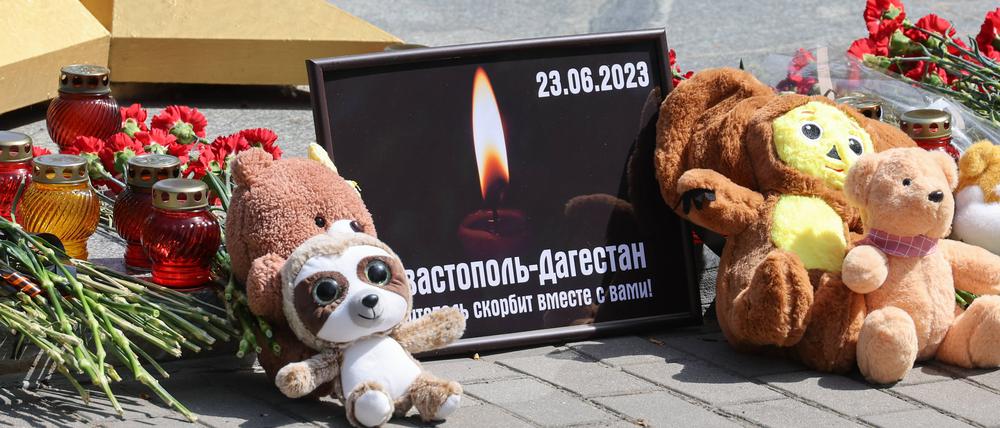 Auf dem Friedhof der Brüderlichkeit wurde eine behelfsmäßige Gedenkstätte für die Opfer des Raketenangriffs auf Sewastopol am 23. Juni und des Terroranschlags in Dagestan errichtet.