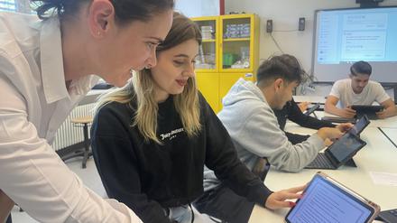 Lehrerin Jeannine Rade erprobt die Berufswahl-App auch mit ihren Zwölftklässlern.