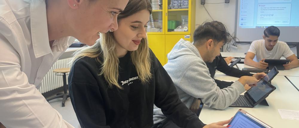 Lehrerin Jeannine Rade erprobt die Berufswahl-App auch mit ihren Zwölftklässlern.