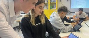Lehrerin Jeannine Rade erprobt die Berufswahl-App auch mit ihren Zwölftklässlern.