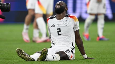 Fußball: EM, Schweiz - Deutschland, UEFA Euro 2024, Vorrunde, Gruppe A, Spieltag 3, Frankfurt Arena, Deutschlands Antonio Rüdiger sitzt nach dem Spiel auf dem Rasen. +++ dpa-Bildfunk +++