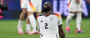 Fußball: EM, Schweiz - Deutschland, UEFA Euro 2024, Vorrunde, Gruppe A, Spieltag 3, Frankfurt Arena, Deutschlands Antonio Rüdiger sitzt nach dem Spiel auf dem Rasen. +++ dpa-Bildfunk +++