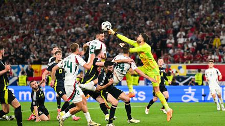 Schottlands Torhüter Angus Gunn trifft Ungarns Stürmer Barnabás Varga mit dem linken Unterarm im Gesicht. Varga fällt daraufhin benommen zu Boden.