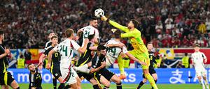 Schottlands Torhüter Angus Gunn trifft Ungarns Stürmer Barnabás Varga mit dem linken Unterarm im Gesicht. Varga fällt daraufhin benommen zu Boden.