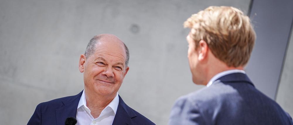 Bundeskanzler Olaf Scholz (SPD, l) spricht zu Beginn des ARD-Sommerinterviews im „Bericht aus Berlin“ mit Markus Preiß, Leiter des ARD-Hauptstadtstudios.