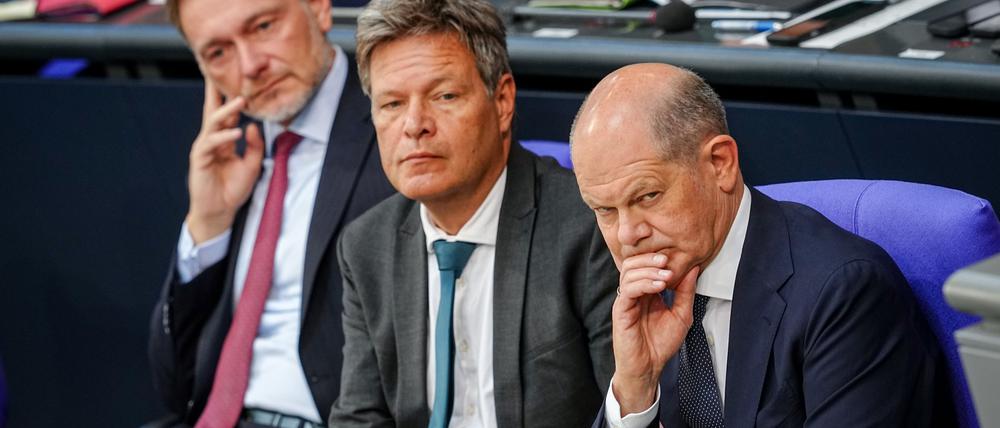 Christian Lindner (l-r, FDP), Bundesminister der Finanzen, Robert Habeck (Bündnis 90/Die Grünen), Bundesminister für Wirtschaft und Klimaschutz, und Bundeskanzler Olaf Scholz (SPD) nehmen an einer Sitzung des Bundestags teil. 