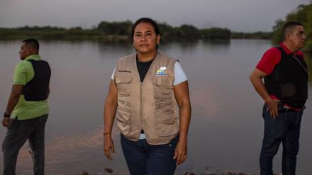 VERWENDUNG FÜR IM GESPRÄCH Yuli Velazques and her two bodygurads provided for by Colombia's UNP Unidad Nacional de Protection 