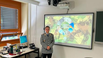 Bundeswehr-Jugendoffizier Mike Siebert bei einem Vortrag an einer Schule in Marzahn Hellersdorf.