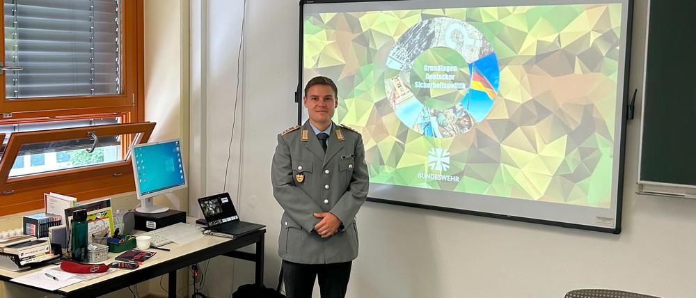 Bundeswehr-Jugendoffizier Mike Siebert bei einem Vortrag an einer Schule in Marzahn Hellersdorf.
