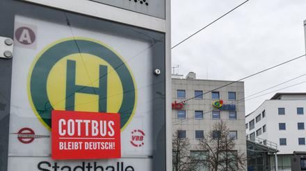 „Cottbus bleibt deutsch!“-Sticker an einer Haltestelle.