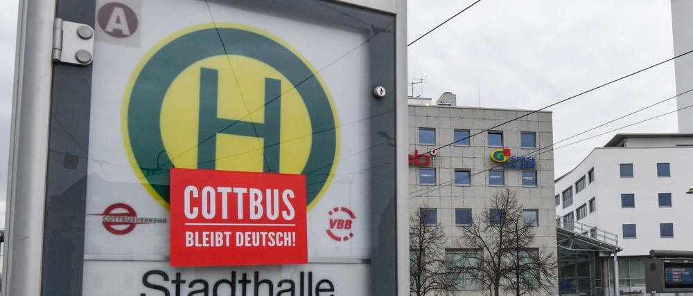 „Cottbus bleibt deutsch!“-Sticker an einer Haltestelle.
