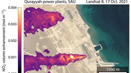Aufnahmen des Satelliten Landsat 8 zeigen die Stickstoffoxid-Wolken an, die von den Gas-Kraftwerken Qurayyah I und II in Saudi Arabien aufsteigen.